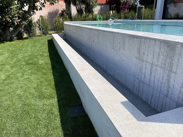 7 ventajas de rodear tu piscina de un buen jardín