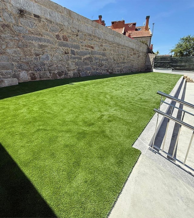 Colocación de césped artificial y natural