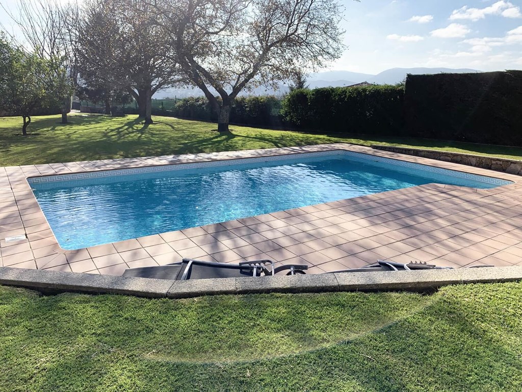 Te ayudamos con el mantenimiento de tu jardín con piscina en Pontevedra durante todo el año